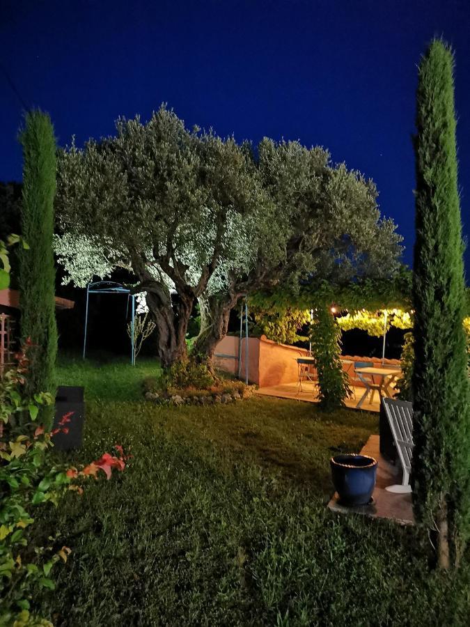 Le Nid Des Arts Bed and Breakfast Tourrettes Buitenkant foto