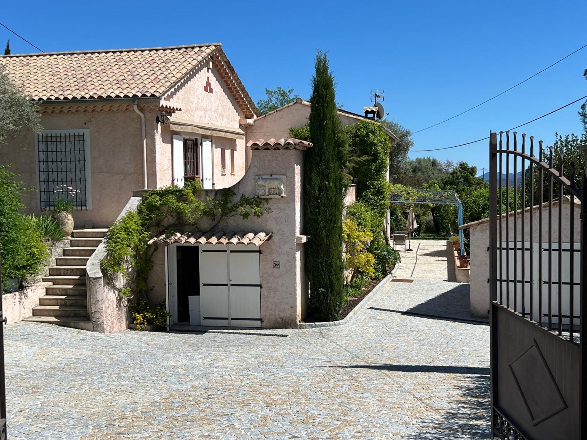 Le Nid Des Arts Bed and Breakfast Tourrettes Buitenkant foto