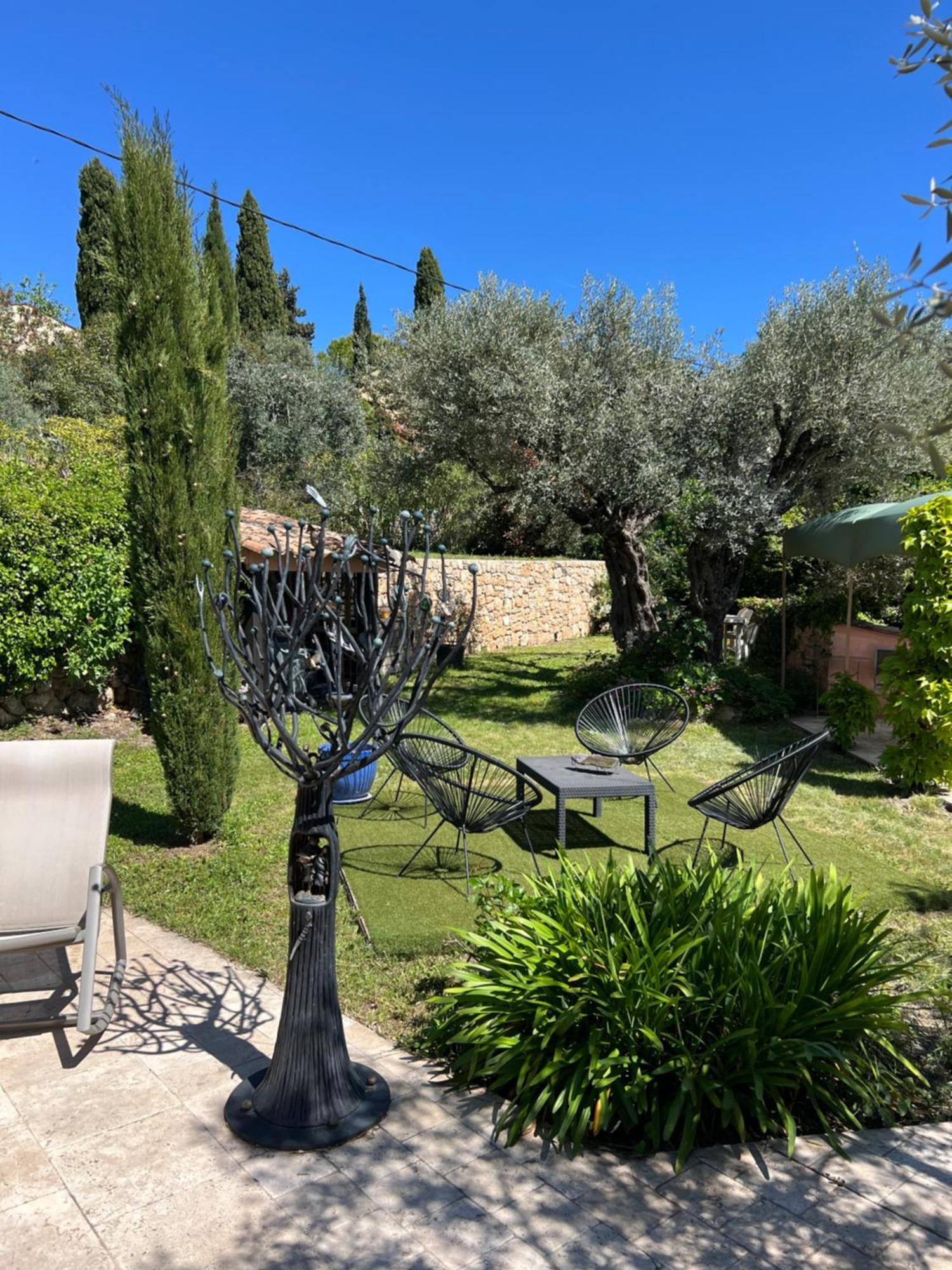Le Nid Des Arts Bed and Breakfast Tourrettes Buitenkant foto